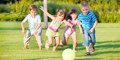 kembangkan-potensi-dasar-anak-dengan-bermain | Berita Positive 