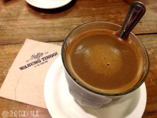 sarapan-ketan-serundeng-dan-kopi-tubruk-di-koffie-warung-tinggi- | Berita Positive 