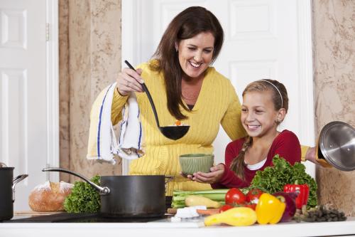 ibu-cinta-keluarga-terlihat-dari-makanan-yang-disajikannya | Berita Positive 