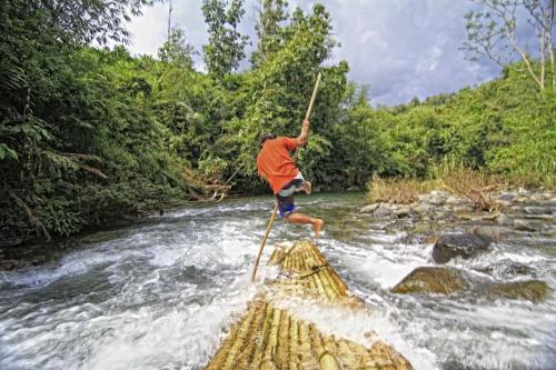 menjajal-bamboo-rafting-loksado | Berita Positive 